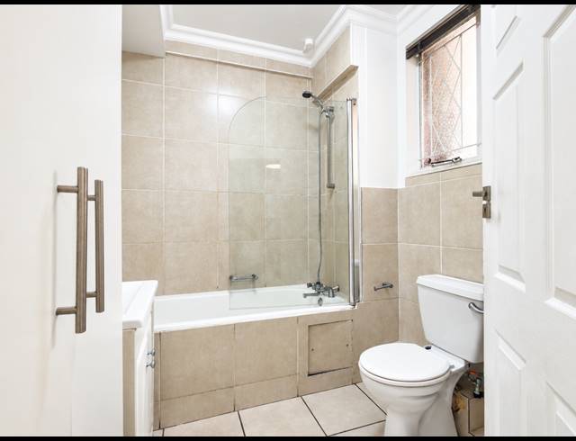 1 BEDROOM APARTMENT FOR SALE IN ESSENWOOD